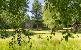 Versteckt zwischen alten Eichen - Foto: Thorsten Link/Lüneburger Heide GmbH