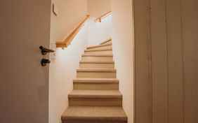 Treppe zum Lesebereich im Maisonette Doppelzimmer