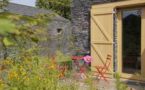 Jedes Häuschen verfügt über eine Terrasse auf der sich gemütlich ein guter Riesling trinken lässt. - Foto: Linda Blatzek