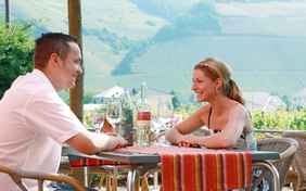 Von der Sonnenterrasse des Restaurants fällt der Blick auf die gegenüberliegenden Weinhänge