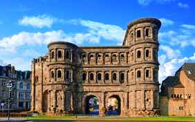 Deutschlands älteste Stadt Trier liegt nur 15 km entfernt - Foto: Stefan Körber / Fotolia 