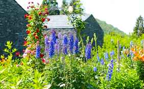 Ein Schattengarten, Bauerngarten, Obstgarten und Rosengarten umrahmen die Winzerhäuschen