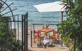 Essen mit Blick aufs Meer in der hauseigenen Strandbar