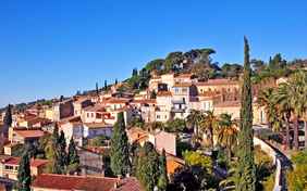 Das hübsche Dörfchen Bormes-les-Mimosas (ca. 30 km) - Foto: lamio / stock.adobe.com