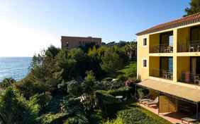 Die Résidence du Bailli mit direktem Blick aufs Meer