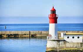 Durch lebendige Bade- und Fischerorte führt die Wanderung an den ersten beiden Tagen - Foto: Alexandre Lamoureux