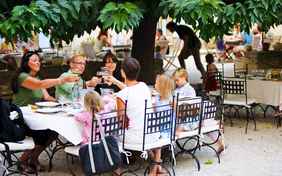 Gegessen wird bei schönem Wetter im Innenhof.