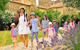 In der kreativen vamos Betreuung finden Kinder von 3 bis 13 Jahren schnell zueinander. - Foto: Tobias Hannemann