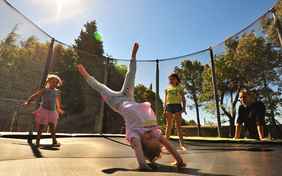 Trampolinkünste - Foto: Tobias Hannemann