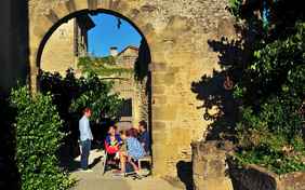 Atmosphäre genießen zwischen altem Gemäuer - Foto: Tobias Hannemann