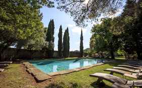 Beliebter Treffpunkt für Groß und Klein: der Pool im Garten