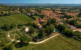 Malerisch liegt die Domaine am Ortsrand von Sernhac
