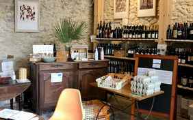 Im Comptoir gibt es eine reiche Weinauswahl, aber auch ganz viele andere leckere Dinge