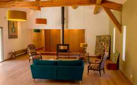 Der große Wohnraum des Maison de la Colline