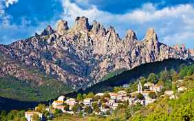 Zonza - ca. 50 km entfernt. Ein guter Ausgangspunkt für Wanderungen - Foto: Beboy / stock.adobe.com 