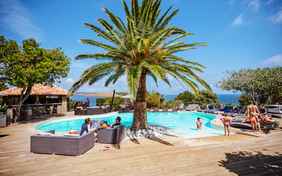 Der Poolbereich im U Paviddonu