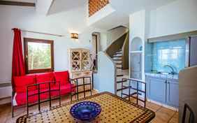 Küche und Essbereich mit Aufgang nach oben