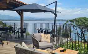 Schöner Ausblick vom Restaurant am Pool