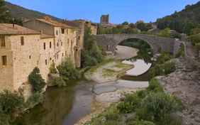 Mittelalterliche Dörfer locken in der Umgebung - Lagrasse - Foto: JONATHAN / stock.adobe.com