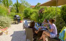 Zu jedem Appartment gehört eine eigene Terrasse - Foto: Bethel Fath