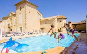 Abkühlen, entspannen und Spaß haben am Pool - Foto: Bethel Fath