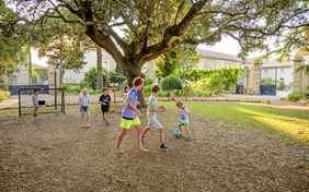 Fußballspielen unter der uralten Eiche - Foto: Bethel Fath