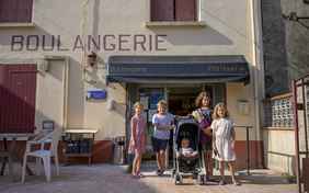 Die Domaine liegt am Dorfrand - morgens beim Bäcker - Foto: Bethel Fath