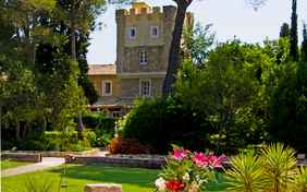 Blick vom Restaurant auf den Wohnturm des Châteaus