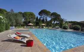 Der große Pool lädt zum Baden und Entspannen ein - Foto: Gilles Galas