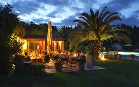 Am Abend öffnet im Sommer das hauseigene Restaurant am Pool