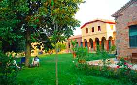 Der Garten bietet allen Platz zum Spielen und Entspannen, Kinder sind hier sehr willkommen.