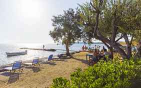 Die Liegen am Meer vom Hotel Votsala (200 m) können mit genutzt werden - Foto: Tim Hoppe