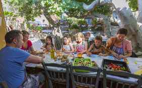 Gemeinsam ein griechisches Mahl zaubern - Foto: Tim Hoppe