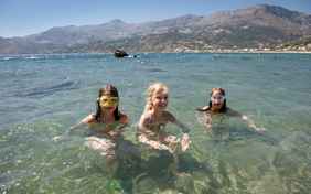 Schnorcheln im klaren Wasser - Foto: Bethel Fath