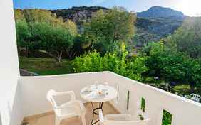 Vom Balkon aus die schöne Landschaft genießen.