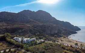 Malerisch liegt das Hotel am Ende der schönen Bucht von Plakias