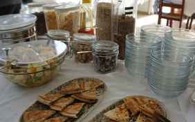 Das Frühstückbüffet bietet regionale und internationale Köstlichkeiten