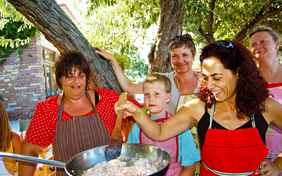 Gastgeberin Daphne ist begeisterte Köchin - im wöchentlichen Kochkurs teilt sie ihre Leidenschaft mit den Gästen.