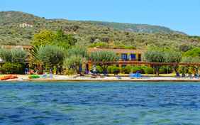 Versteckt hinter Bäumen liegt das Hotel Votsala direkt am Meer.