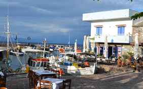 Der Hafen von Thermi mit seinen Tavernen liegt nur einen Fußmarsch entfernt.