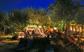 Wer mag, findet abends im gemütlichen Gemeinschaftsraum oder auf der Terrasse zusammen.