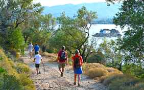 Die Ausflüge mit Iannis führen z.B. zu byzantinischen Klöstern, versteckten Badebuchten oder einem traditionellen Keramiker.