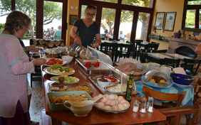 Für das Frühstück steht ein Buffet bereit.