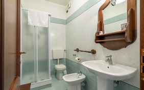 Badezimmer 3-Bett-Zimmer