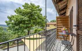 Kleiner Außensitzplatz am 3-Bett-Zimmer