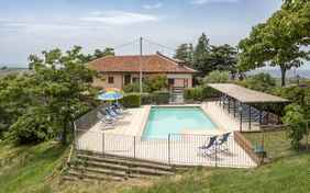 Der Pool liegt direkt an der Unterkunft