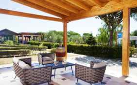 Die Loungemöbel auf der Terrasse laden zum Entspannen im Schatten der Mittagssonne ein.