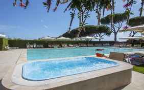 Abkühlung im einladenden Pool