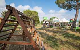 Viel Platz zum Toben ist auch auf dem Spielplatz