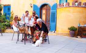 Entspannte Atmosphäre im Innenhof des Agriturismo - Foto: Ingo Wandmacher